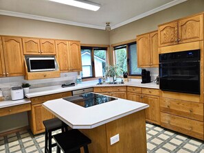 Fridge, microwave, oven, stovetop - THE HI-MARK HOUSE -  Pool, Hot Tub, AC, Pool Table, walking distance to beach (Sicamous)