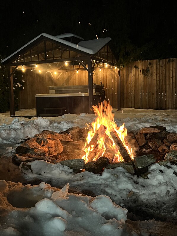 Property grounds - THE HI-MARK HOUSE -  Pool, Hot Tub, AC, Pool Table, walking distance to beach (Sicamous)