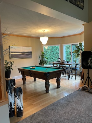Game room - THE HI-MARK HOUSE -  Pool, Hot Tub, AC, Pool Table, walking distance to beach (Sicamous)