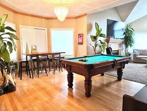 Game room - THE HI-MARK HOUSE -  Pool, Hot Tub, AC, Pool Table, walking distance to beach (Sicamous)