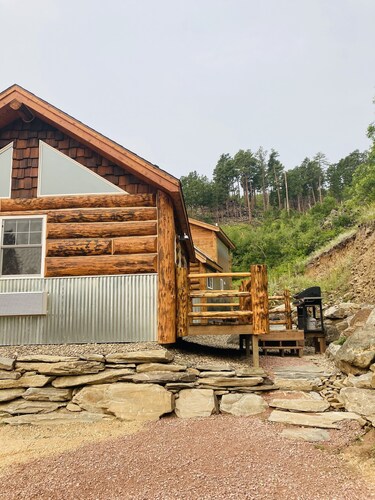 8 miles to Mount Rushmore - Sleeps 2 - King Bed