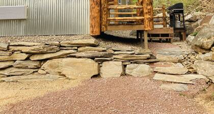 8 miles to Mount Rushmore - Sleeps 2 - King Bed