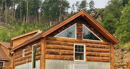 8 miles to Mount Rushmore - Sleeps 2 - King Bed