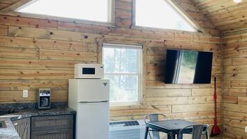 Køleskab, mikrobølgeovn, kogeplade, kaffe-/temaskine