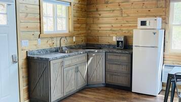 Køleskab, mikrobølgeovn, kogeplade, kaffe-/temaskine