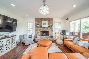 TV connectée, cheminée, livres