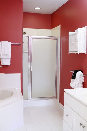 Combined shower/bathtub, hair dryer, towels, soap - Shore Fun Condo in Lewes with pool, close to beach (Lewes)