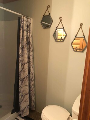 Duschwanne, Haartrockner, Handtücher, Toilettenpapier