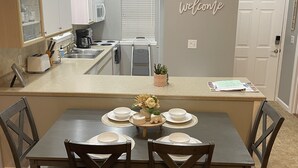 Una cocina moderna con zona de comedor.