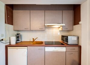 Réfrigérateur, micro-ondes, lave-vaisselle, grille-pain