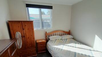 2 Schlafzimmer, Reisekinderbett, kostenloses WLAN, Bettwäsche