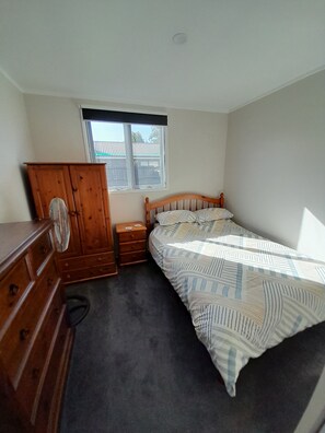 2 bedrooms, travel cot, free WiFi, bed sheets