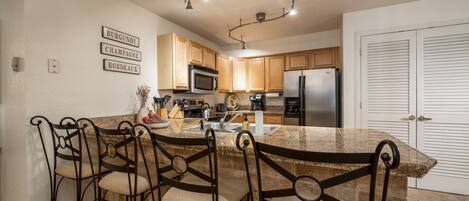 KĂŒhlschrank, Mikrowelle, Ofen, Herdplatte