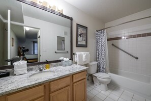 Ducha y bañera combinadas, secador de pelo y toallas