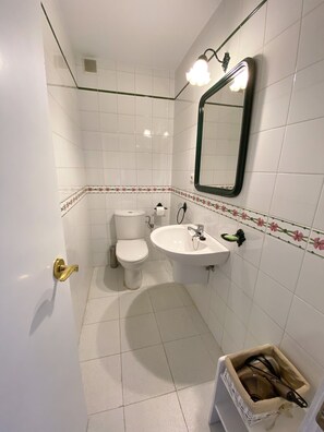 Duschwanne, Haartrockner, Bidet, Handtücher