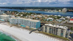 Ein Küstenhotel mit mehreren Gebäuden, einem Strand und einem Jachthafen.