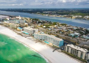 Ein Küstenhotel mit mehreren Gebäuden, einem Strand und einer Marina.