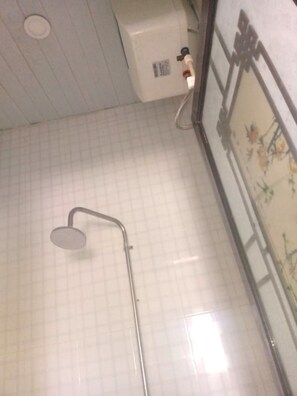 Douche, savon, papier toilette