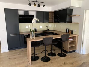 Een koelkast, een microgolfoven, een oven, een kookplaat