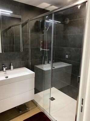 Dusche, Haartrockner, Handtücher, Seife
