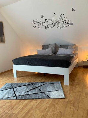 3 bedrooms, desk, travel crib, WiFi