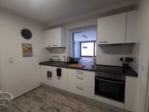 Kühlschrank, Mikrowelle, Ofen, Geschirrspüler