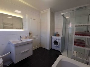 Douche, sèche-cheveux, serviettes fournies, papier toilette