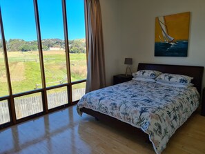 3 slaapkamers, een strijkplank/strijkijzer, reisbedje, wifi