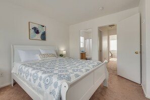 3 bedrooms, desk, Internet