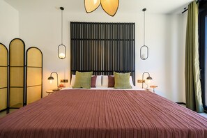 4 bedrooms, desk, iron/ironing board, travel cot