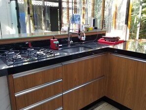 Refrigerador, microondas, horno y parrilla de estufa