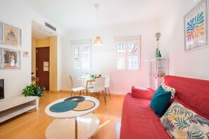 Smart TV - Beautiful & Bright Apartment for 4 People, Parking Optional (Sevilla)