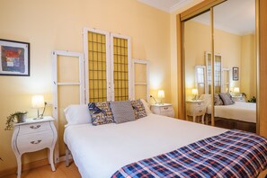 1 bedroom, iron/ironing board, travel crib, free WiFi - Beautiful & Bright Apartment for 4 People, Parking Optional (Sevilla)