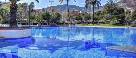 UppvÀrmd pool och solstolar