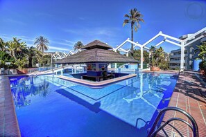 Piscine chauffée, chaises longues