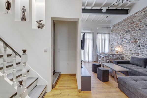Smart TV, books - The Heart of Syra - Your Home in Ermoupolis (Ermoupoli)