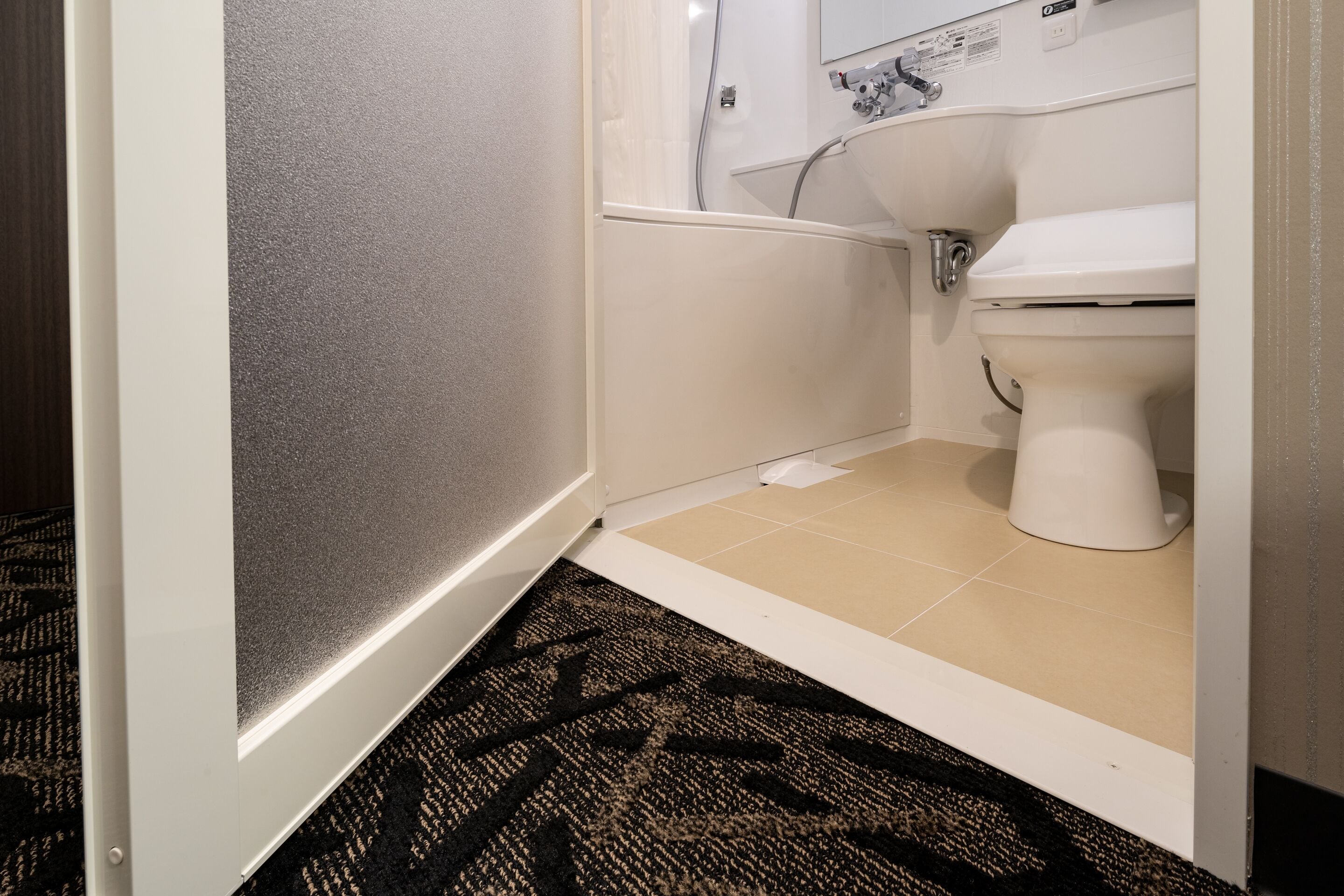 combined shower/bathtub, deep-soaking bathtub, free toiletries