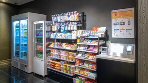 Een automaatruimte met diverse snacks en dranken, een gekoeld display en een betaalterminal.