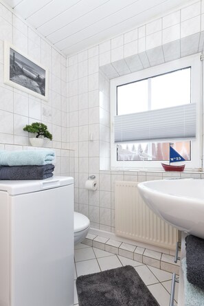 Haartrockner, Handtücher, Seife, Toilettenpapier
