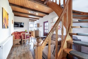 TV, fireplace - Nr. 2 - 4 Zimmer Ferienwohnung mit Kamin, Terrasse, Garten - Ostsee Bauernhof Schwalbennest OFC 15 (Steffenshagen)