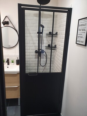 Een douche, een haardroger, handdoeken