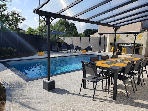 Outdoor pool, a heated pool - Magnifique Villa des Palmiers de 130m² et sa Piscine Chauffée Privée (Bon-Encontre)