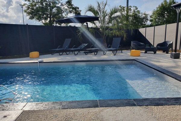 Una piscina al aire libre, una piscina climatizada