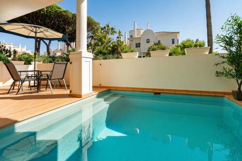 Outstanding one bedroom apart with heated private pool in Vale do Lobo