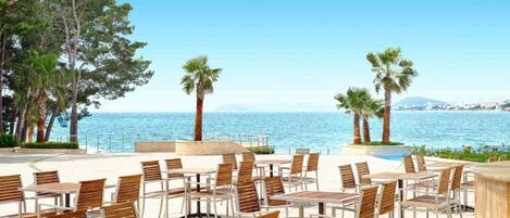 تناول الطعام بالخارج