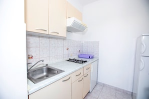 Lejlighed | Privat køkken | Køleskab, kogeplade, elkedel