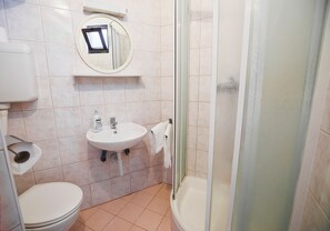 Appartement | Salle de bain | Douche, séchoir à cheveux, serviettes fournies