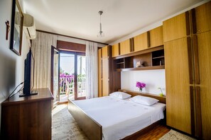 Departamento | 1 habitación, tabla de planchar con plancha y cuna de viaje