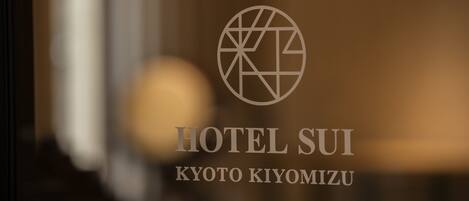 A blurred interior view of a hotel with the name "HOTEL SUI" and "KYOTO KIYOMIZU" visible.