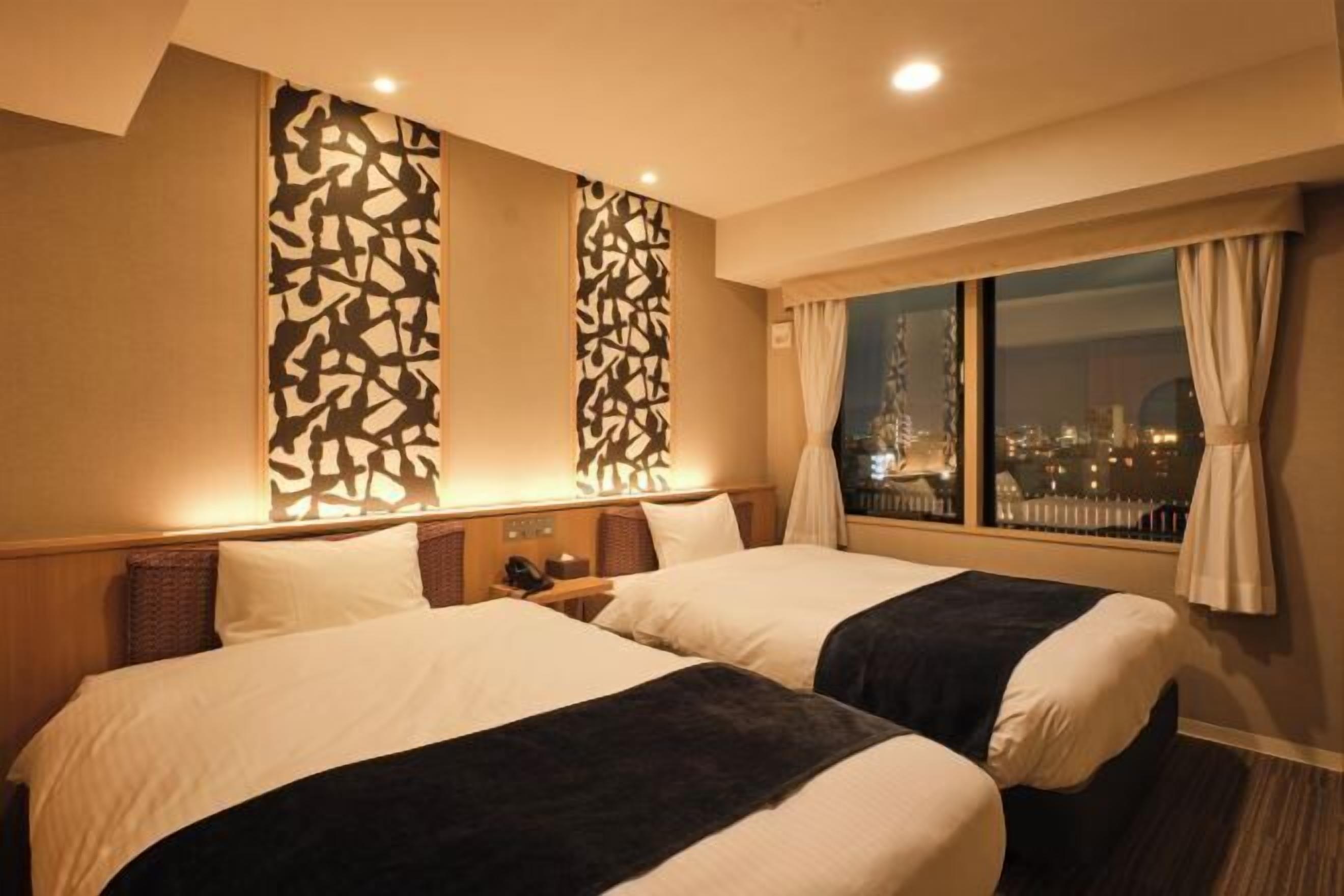 Down comforters, in-room safe, blackout drapes, free WiFi